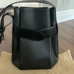 LOUIS VUITTON BLACK EPI SAC D'EPAULE TWIST BUCKET BAG MM